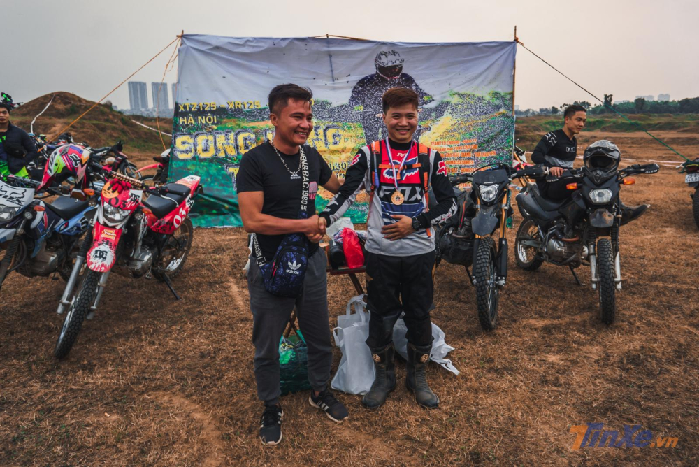 Vận động viên Lăng Cường đến từ Thái Nguyên là người dành giải nhất trong cuộc thi. Ý nghĩa hơn, không chỉ là cuộc thi thông thường, Sông Hồng Trail còn trích toàn bộ lệ phí thi đấu để tặng cho làng trẻ em SOS Hà Nội.