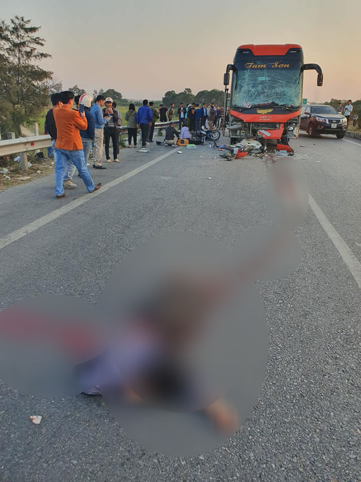 Người phụ nữ được cho là phụ xe khách tử vong thương tâm trong vụ tai nạn liên hoàn Người phụ nữ được cho là phụ xe khách tử vong thương tâm trong vụ tai nạn liên hoàn