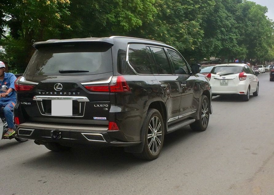 Giá xe Lexus LX570 Super Sport hơn 10,2 tỷ đồng Giá xe Lexus LX570 Super Sport hơn 10,2 tỷ đồng