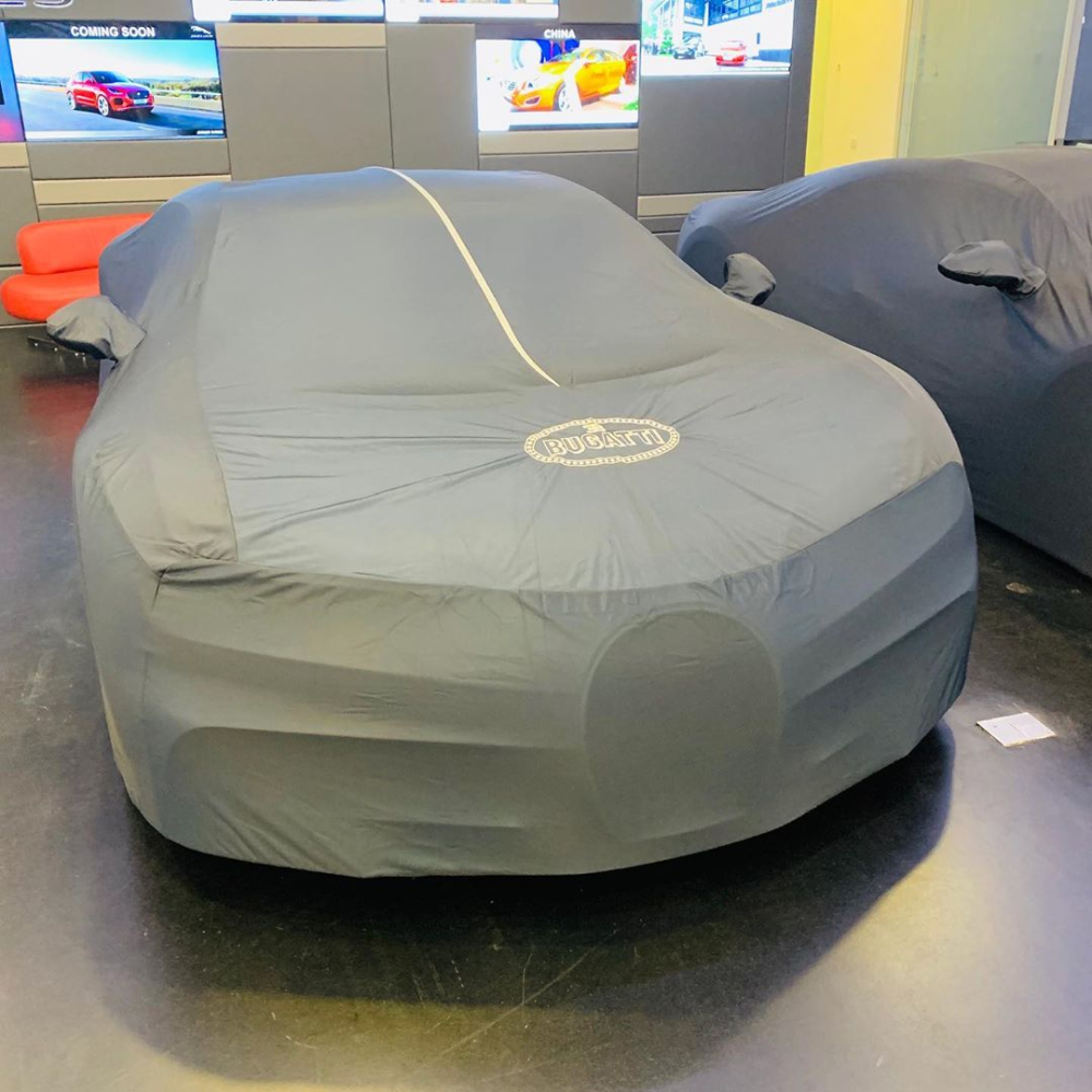 Nhưng tâm điểm của mọi chú ý lại là 3 chiếc Bugatti Chiron trùm bạt Nhưng tâm điểm của mọi chú ý lại là 3 chiếc Bugatti Chiron trùm bạt