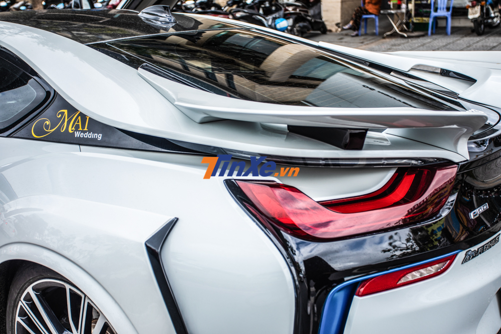 Chiếc BMW i8 độ Energy Motorsport có thêm 2 cánh gió đuôi nằm trên đèn hậu Chiếc BMW i8 độ Energy Motorsport có thêm 2 cánh gió đuôi nằm trên đèn hậu