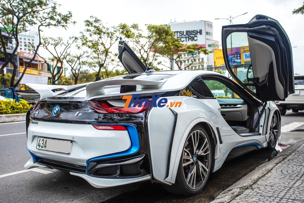 Chiếc BMW i8 này không có nâng cấp động cơ nhưng trang bị ống xả độ của Fi Chiếc BMW i8 này không có nâng cấp động cơ nhưng trang bị ống xả độ của Fi
