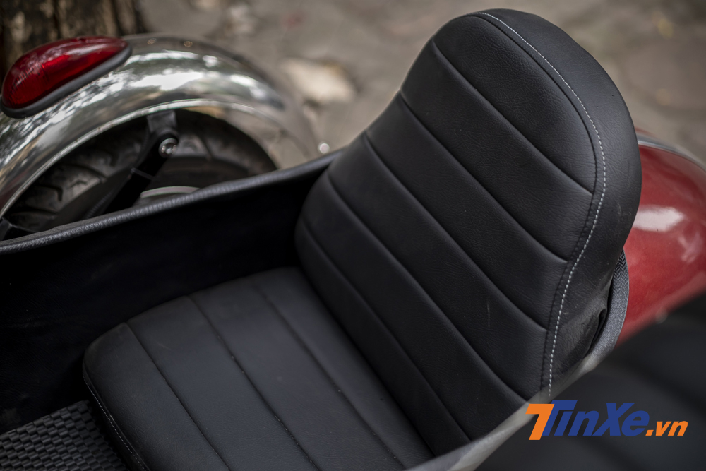 Ghế bọc da với vân ngang đồng điệu với yên xe của Honda Monkey 125cc.