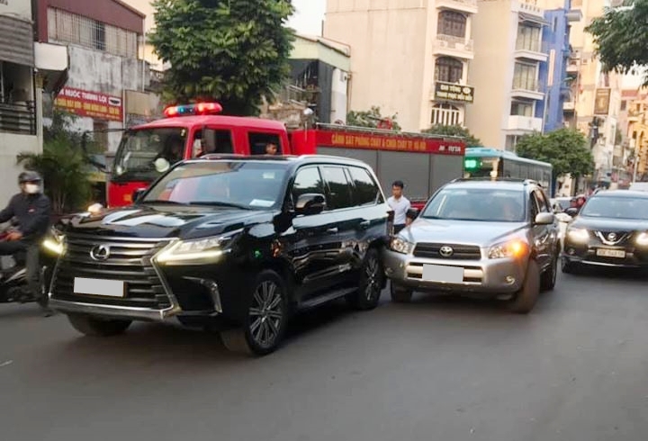 Xe Toyota xảy ra va chạm với chuyên cơ mặt đất Lexus LX570 hơn 8 tỷ đồng Xe Toyota xảy ra va chạm với chuyên cơ mặt đất Lexus LX570 hơn 8 tỷ đồng