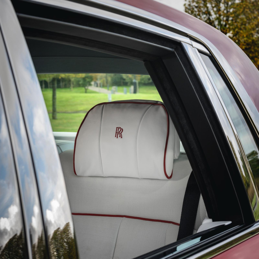 Gối tựa đầu cao cấp với logo Rolls-Royce được thêu chỉ đỏ. Gối tựa đầu cao cấp với logo Rolls-Royce được thêu chỉ đỏ.