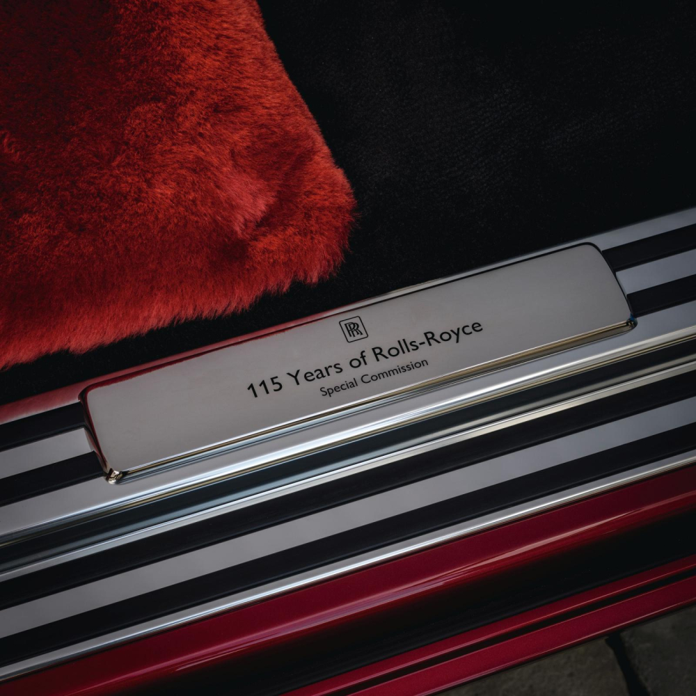Dòng chữ kỷ niệm 115 năm Rolls-Royce trên bậc cửa của The Red Phantom. Dòng chữ kỷ niệm 115 năm Rolls-Royce trên bậc cửa của The Red Phantom.