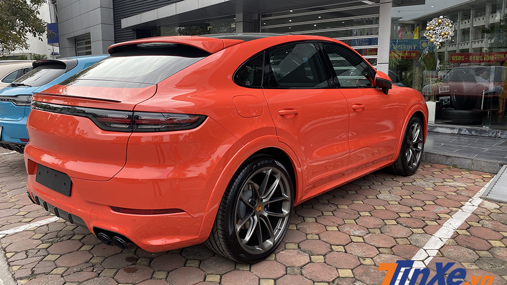 Porsche Cayenne Coupe sở hữu những đường nét mượt mà hơn, trau truốt hơn khiến cho vẻ ngoài của chiếc xe khá trẻ trung, thể thao. Porsche Cayenne Coupe sở hữu những đường nét mượt mà hơn, trau truốt hơn khiến cho vẻ ngoài của chiếc xe khá trẻ trung, thể thao.