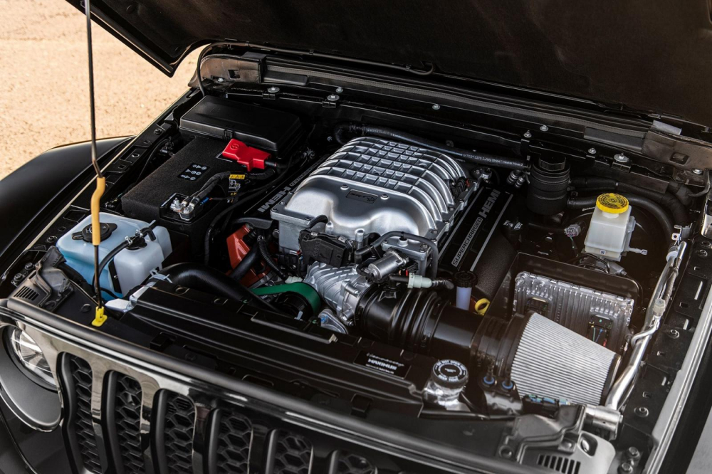 Động cơ của Jeep Gladiator Maximus 1000 là loại siêu nạp Hellcat V8 dung tích 6.2 lí Động cơ của Jeep Gladiator Maximus 1000 là loại siêu nạp Hellcat V8 dung tích 6.2 lí