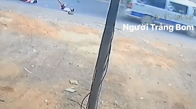 Ảnh cắt từ video clip ghi lại sự việc ngày 29/11 khiến 2 học sinh lớp 4 rơi ra khỏi xe Ảnh cắt từ video clip ghi lại sự việc ngày 29/11 khiến 2 học sinh lớp 4 rơi ra khỏi xe