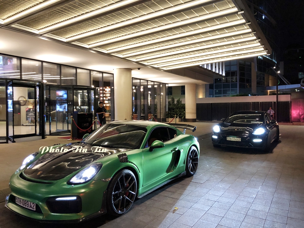 Porsche Cayman độ phong cách xe đua ở Sài thành nhưng màu sơn lột mới là điểm gây chú ý