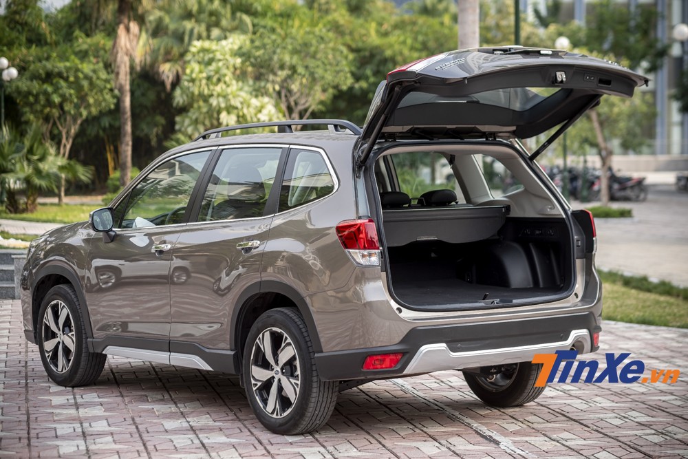 Cốp sau điều khiển điện l&agrave; điểm cộng của Subaru Forester 2019