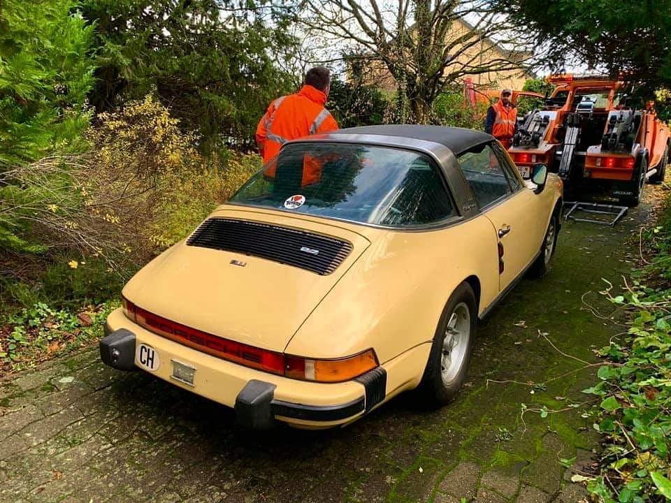 Chiếc Porsche 911 Targa 1974 đã bị bỏ rơi nhiều năm tại đâu đó quanh Geneva, Thụy Sĩ Chiếc Porsche 911 Targa 1974 đã bị bỏ rơi nhiều năm tại đâu đó quanh Geneva, Thụy Sĩ
