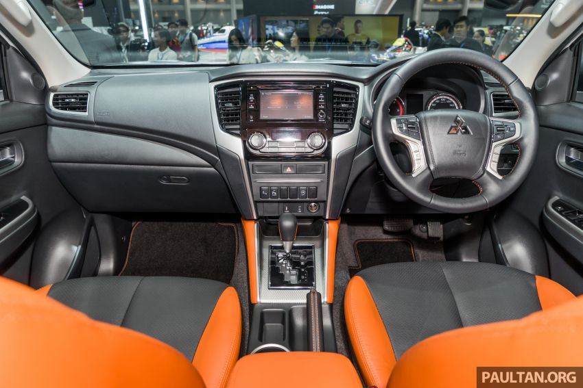 Nội thất phối 2 màu đen - cam của Mitsubishi Triton Athlete 2019