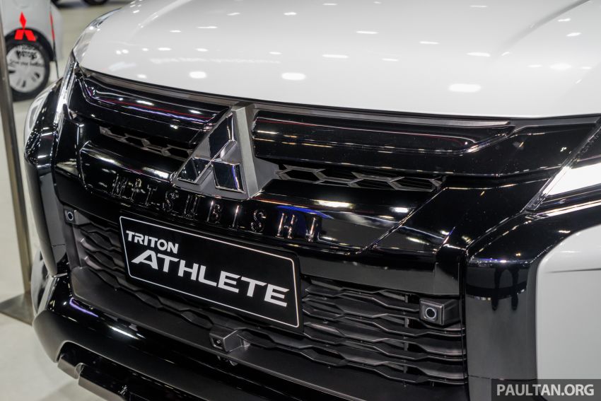 Chữ Mitsubishi dập chìm dưới logo nhà sản xuất