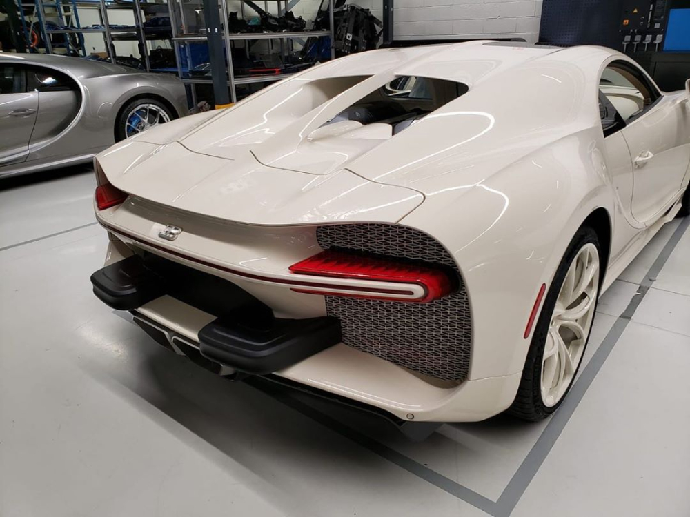 Chiếc Bugatti Chiron n&agrave;y c&ograve;n c&oacute; n&oacute;c bằng k&iacute;nh Sky View