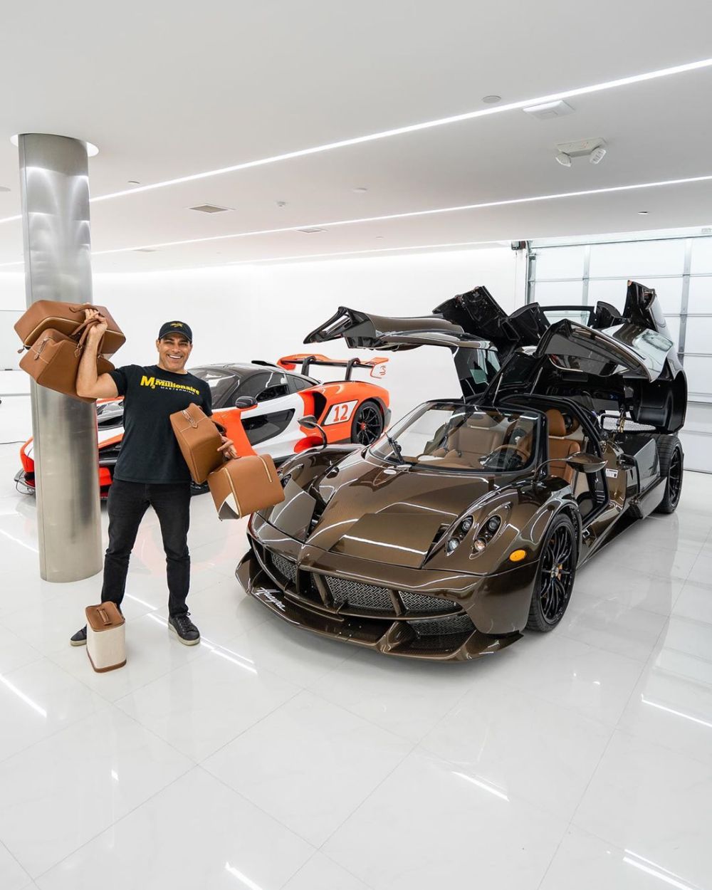 &Ocirc;ng Khoshbin b&ecirc;n chiếc si&ecirc;u xe Pagani Huayra của m&igrave;nh