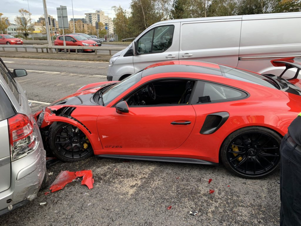 Khách hàng gây tai nạn cho siêu xe Porsche 911 GT2 RS lái thử của đại lý Khách hàng gây tai nạn cho siêu xe Porsche 911 GT2 RS lái thử của đại lý