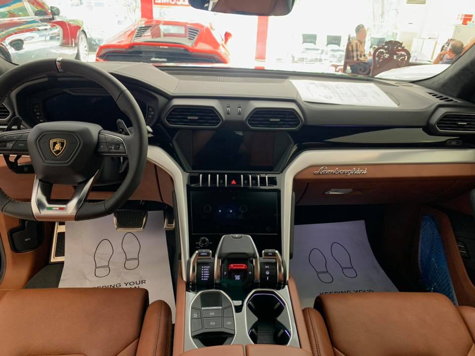 Bức ảnh nội thất của Lamborghini Urus để lộ ảnh siêu xe Lamborghini Huracan EVO 2020 ở Campuchia Bức ảnh nội thất của Lamborghini Urus để lộ ảnh siêu xe Lamborghini Huracan EVO 2020 ở Campuchia