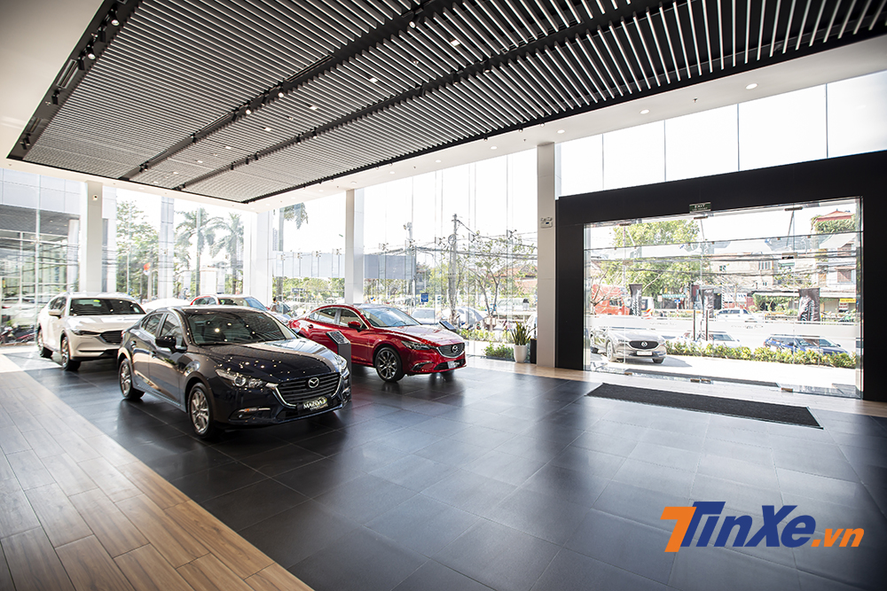 Showroom Mazda Giải Phóng có không gian trưng bày rộng rãi với đầy đủ các mẫu xe mới nhất hiện nay của Mazda. Showroom Mazda Giải Phóng có không gian trưng bày rộng rãi với đầy đủ các mẫu xe mới nhất hiện nay của Mazda.