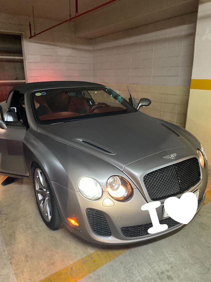 Còn đây là ngoại hình của Bentley Continental Supersports Convertible đầu tiên. Xe có hốc gió dựng đứng rất ngầu