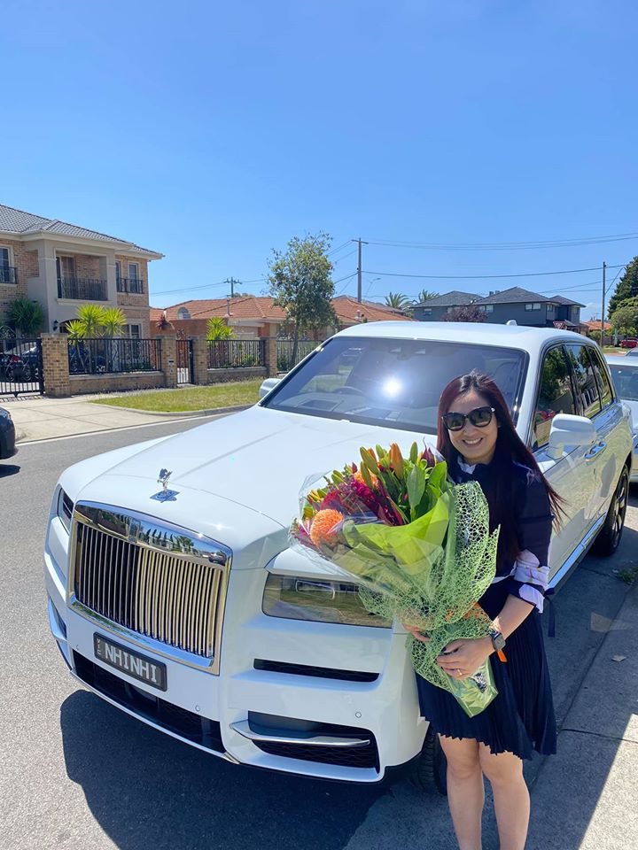 Vợ ông Tạ Anh Huy cùng chiếc Rolls-Royce Cullinan cá nhân hoá Vợ ông Tạ Anh Huy cùng chiếc Rolls-Royce Cullinan cá nhân hoá