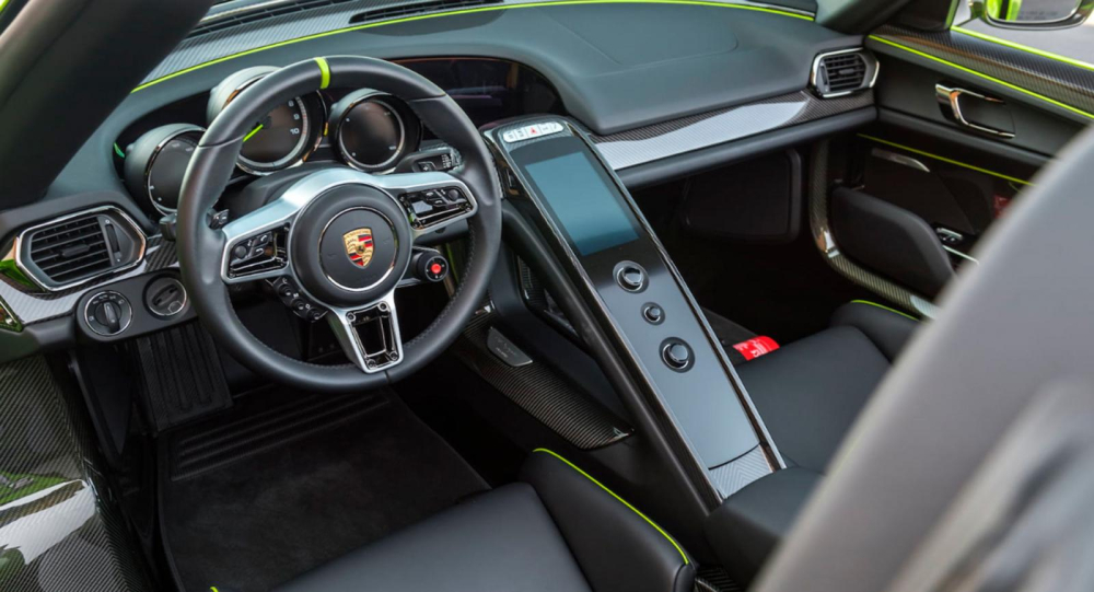 Nội thất siêu xe Porsche 918 Spyder của đại gia ngành chăn đệm