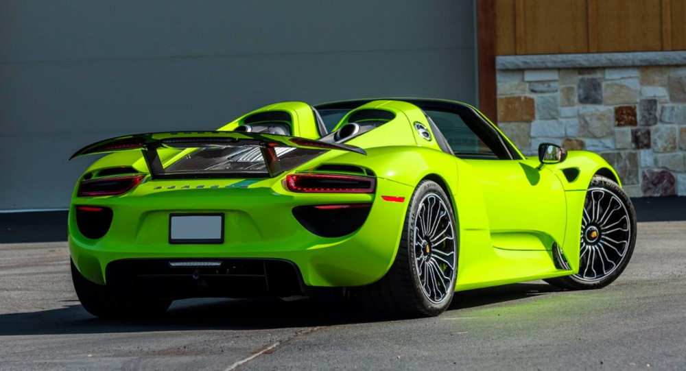 Chỉ có 2 chiếc Porsche 918 Spyder trên thế giới có màu sơn xanh dạ quang