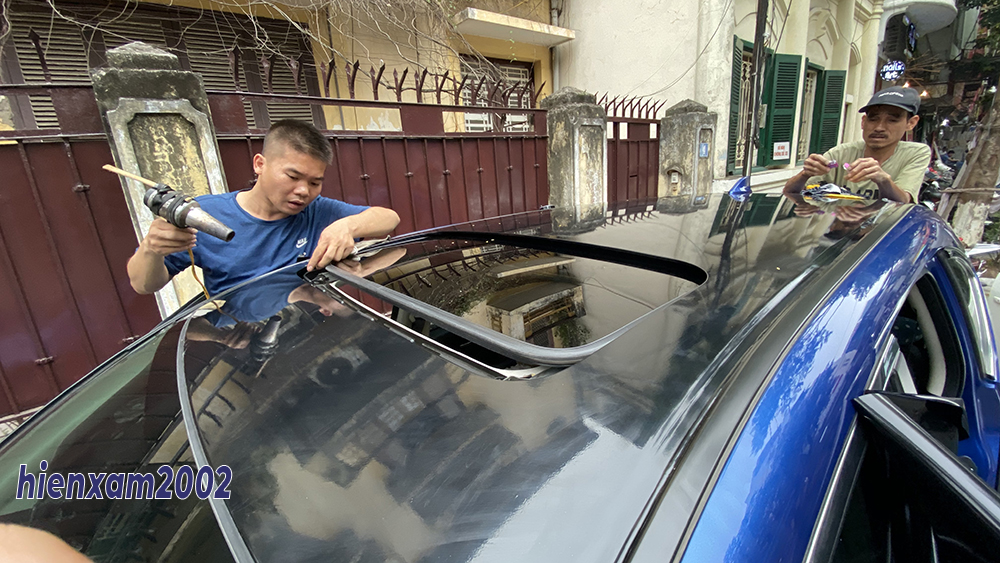 D&aacute;n decal film cho phần n&oacute;c xe kh&aacute; đơn giản v&agrave; thường được nhiều chủ xe &aacute;p dụng để tạo cảm gi&aacute;c mới lạ cho chiếc xe của m&igrave;nh.