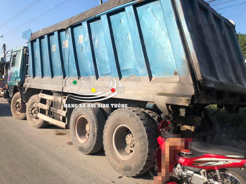 Chiếc xe máy dính chặt vào xe ben sau cú tông mạnh Chiếc xe máy dính chặt vào xe ben sau cú tông mạnh