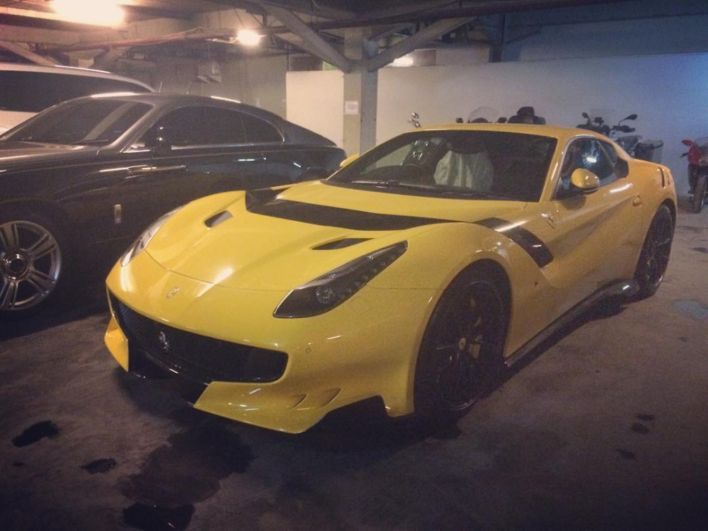 Ferrari F12tdf chính là phiên bản hiệu suất cao của Ferrari F12 Berlinetta đã quá quen thuộc với giới nhà giàu Việt. Ba chữ tdf xếp phía sau F12 là được viết tắt từ Tour de France Automobile, đây là một giải đua xe thể thao diễn ra từ 1899 đến 1986.