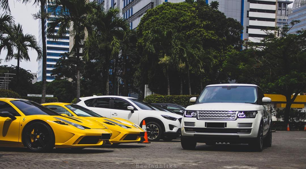 Cặp đôi Ferrari 458 Speciale tông xuyệt tông màu vàng