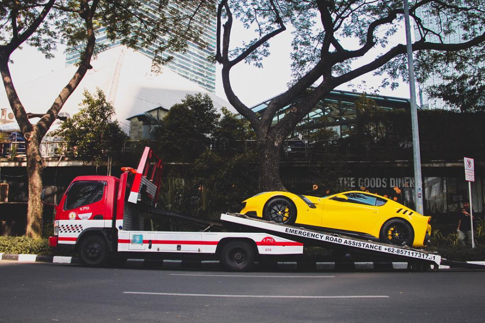 Siêu xe Ferrari F12tdf ở Indonesia nằm trên xe chuyên dụng Siêu xe Ferrari F12tdf ở Indonesia nằm trên xe chuyên dụng