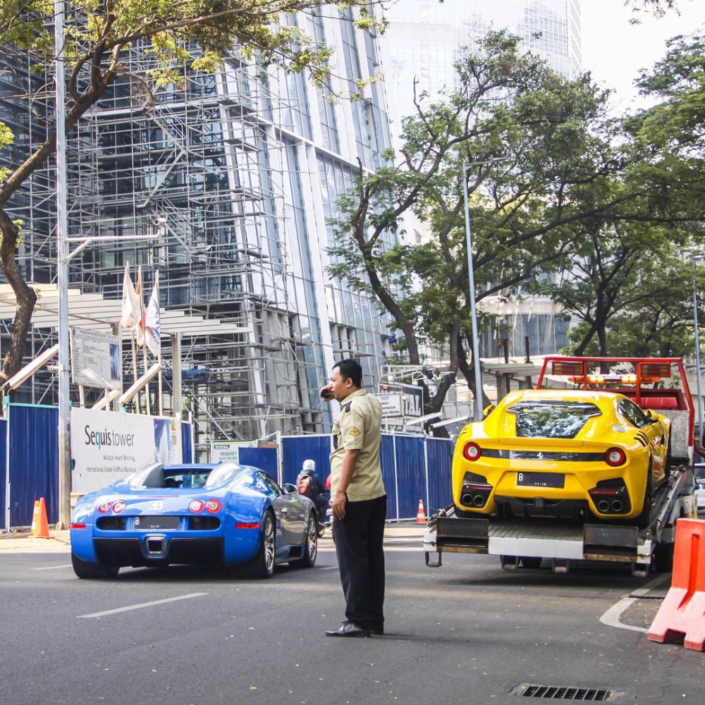 Bugatti Veyron và Ferrari F12tdf của nhà giàu Indonesia bất ngờ Bugatti Veyron và Ferrari F12tdf của nhà giàu Indonesia bất ngờ chạm mặt nhau trên đường