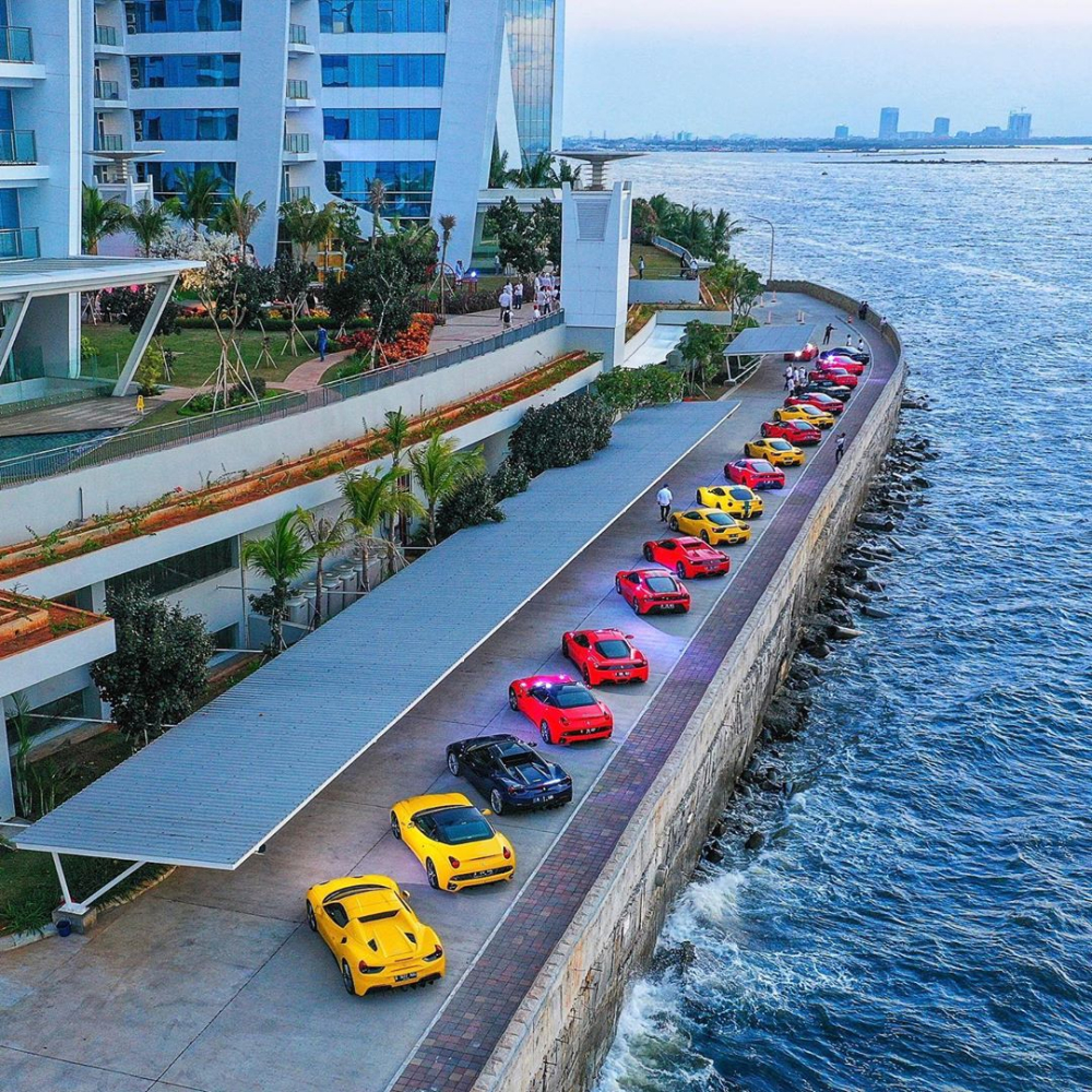 Những chiếc siêu xe Ferrari xếp hàng ngay ngắn khi cùng chủ tham dự một buổi tiệc của hãng xe Ý