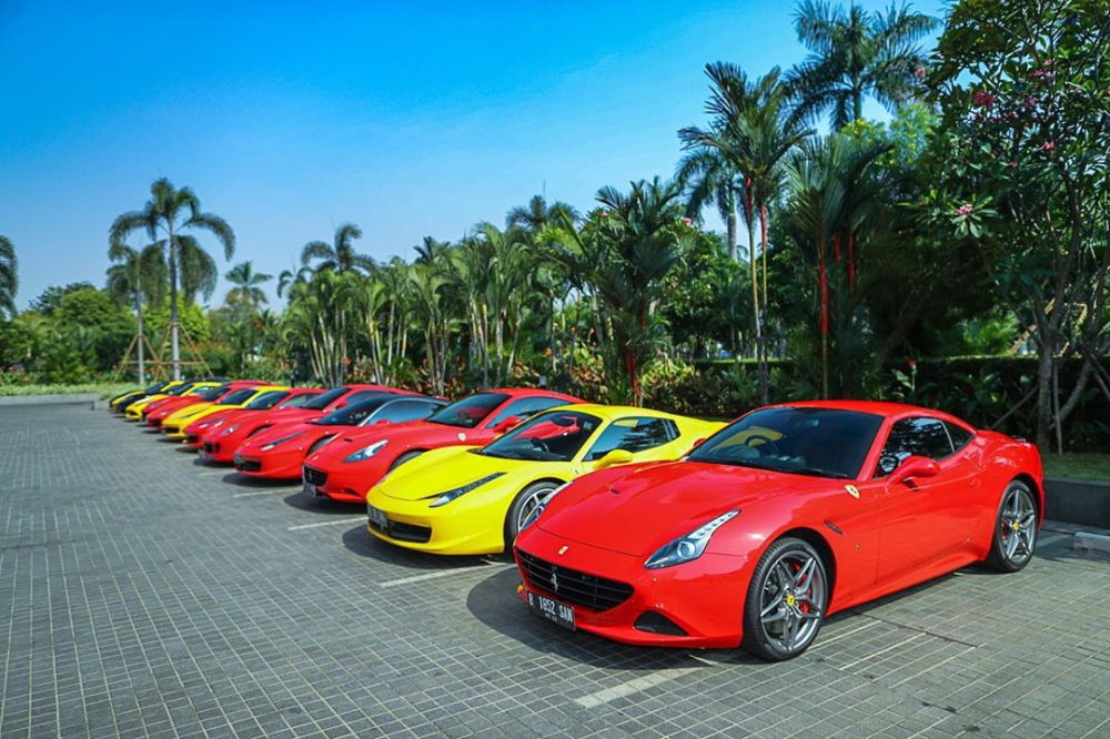 Cuộc họp mặt siêu xe Ferrari của nhà giàu Indonesia tại một sự kiện. Dàn ngựa chồm này bao gồm 458 Italia, F430, California T, 599 GTB, 488 GTB hay California T