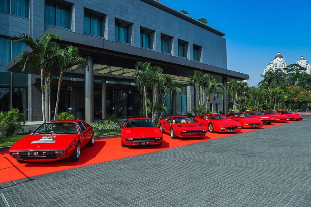 Đối mặt dàn siêu xe Ferrari hiện đại là một đoàn xe ngựa chồm thuộc diện hàng cổ. Phía ngoài cùng bên phải chính là Ferrari Enzo