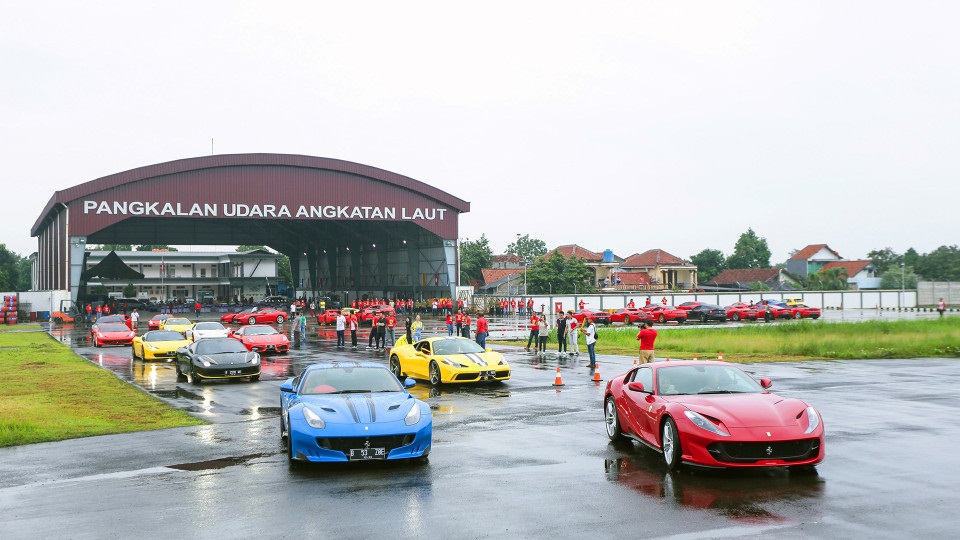 Còn đây là một chiếc Ferrari F12tdf màu xanh tuyệt đẹp