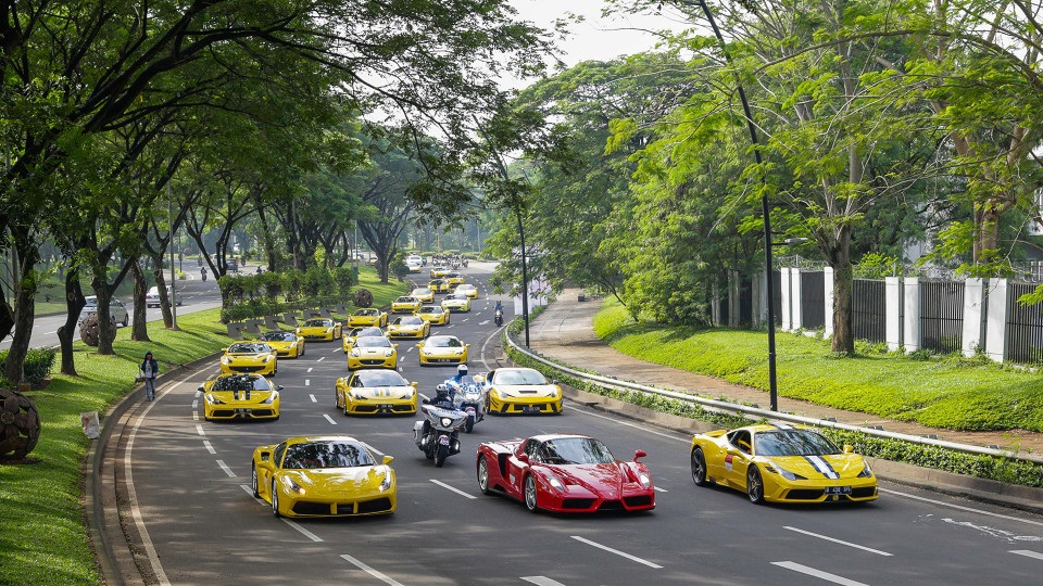 Ngựa già Ferrari Enzo cùng dàn Ferrari trong một sự kiện của hãng xe Ý ở Indonesia