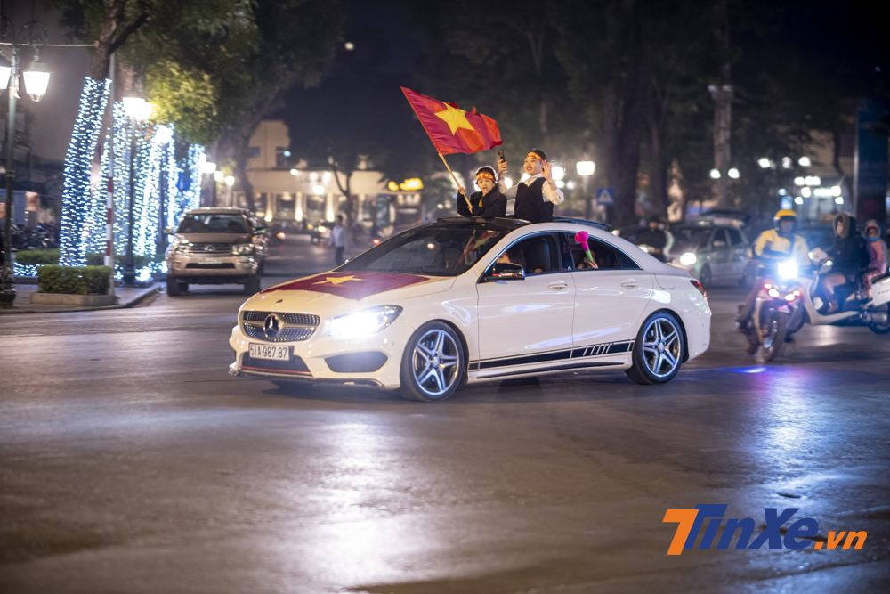 Và không khó để bắt gặp cảnh các cổ động viên từ lớn cho đến trẻ em thò người ra ngoài cửa sổ trời cầm cờ cổ vũ. Và không khó để bắt gặp cảnh các cổ động viên từ lớn cho đến trẻ em thò người ra ngoài cửa sổ trời cầm cờ cổ vũ.