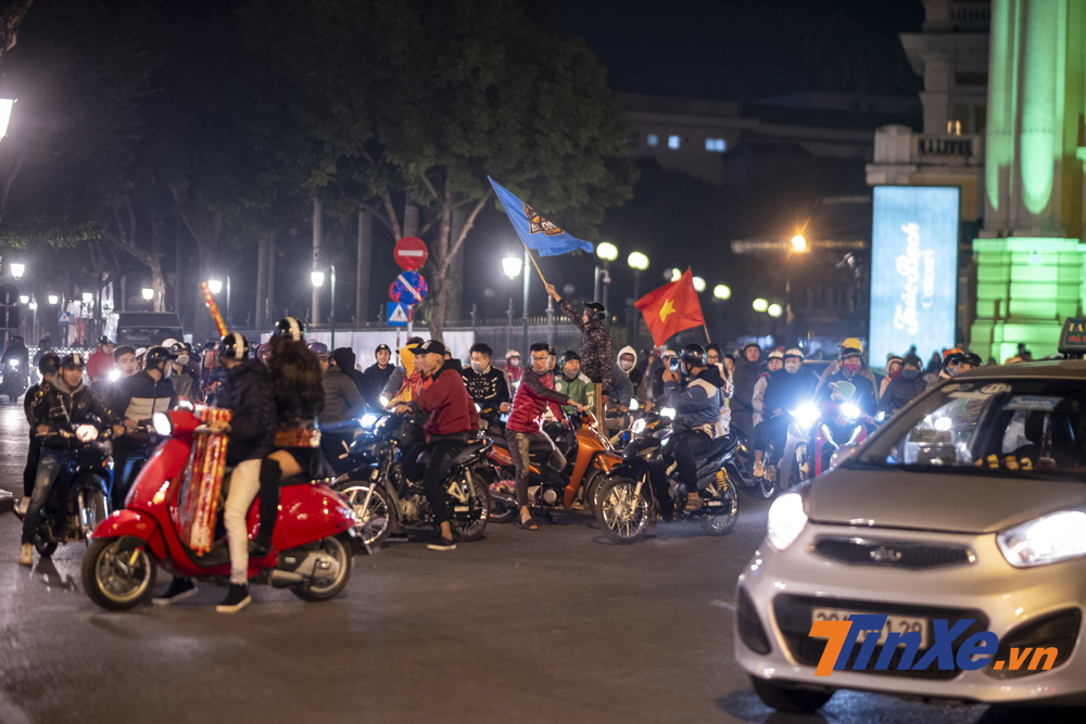 Khá nhiều nhóm cổ động viên đã dừng lại chờ nhau để tập trung thành một đoàn cổ động viên đông đảo. Khá nhiều nhóm cổ động viên đã dừng lại chờ nhau để tập trung thành một đoàn cổ động viên đông đảo.