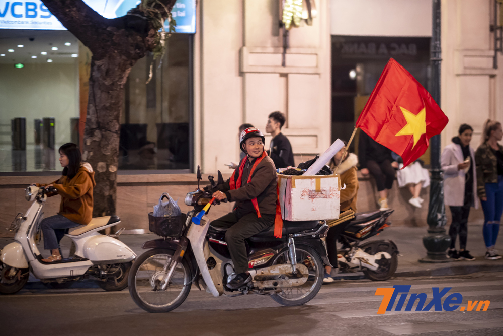 Một người bán cờ, kèn cổ động cho biết những ngày như vậy thì sẽ bán được nhiều hàng hơn. Một người bán cờ, kèn cổ động cho biết những ngày như vậy thì sẽ bán được nhiều hàng hơn.