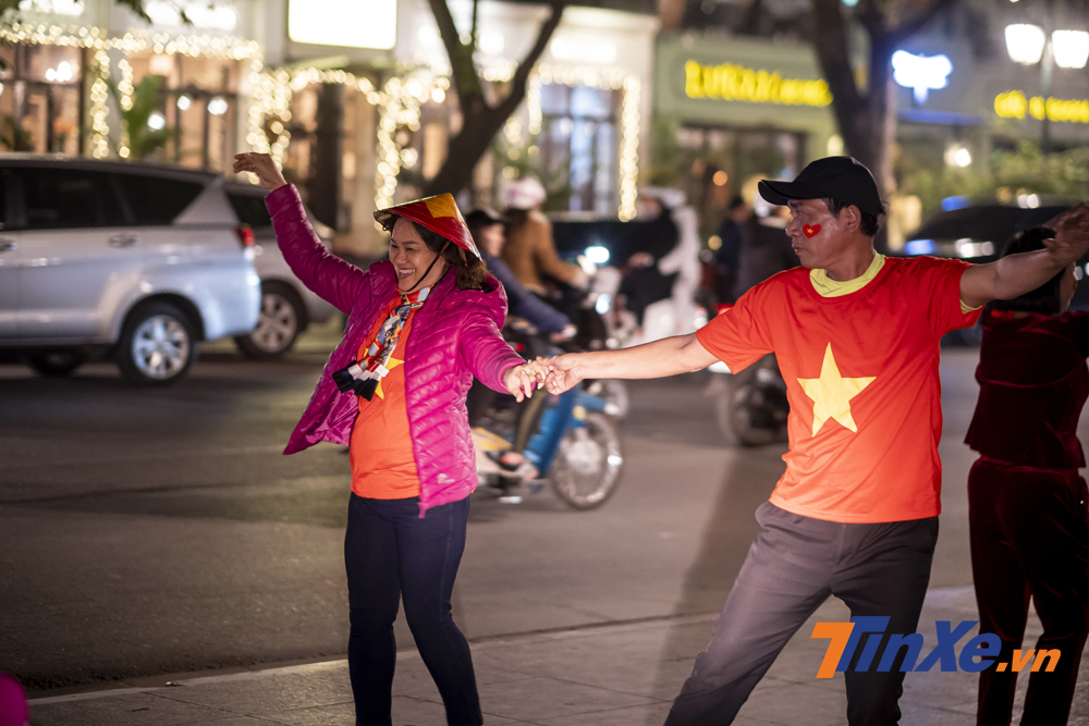 Một nhóm cổ động viên nhảy múa ngay trên đường phố để mừng chiến thắng đội tuyển. Một nhóm cổ động viên nhảy múa ngay trên đường phố để mừng chiến thắng đội tuyển.