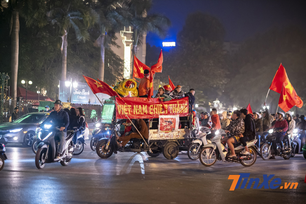 Các phương tiện đều được sử dụng làm xe cổ vũ đội tuyển Việt Nam. Trong ảnh là một chiếc xe ba-gác chuyên chở hàng cũng được các cổ động viên lấy làm xe cổ vũ. Các phương tiện đều được sử dụng làm xe cổ vũ đội tuyển Việt Nam. Trong ảnh là một chiếc xe ba-gác chuyên chở hàng cũng được các cổ động viên lấy làm xe cổ vũ.