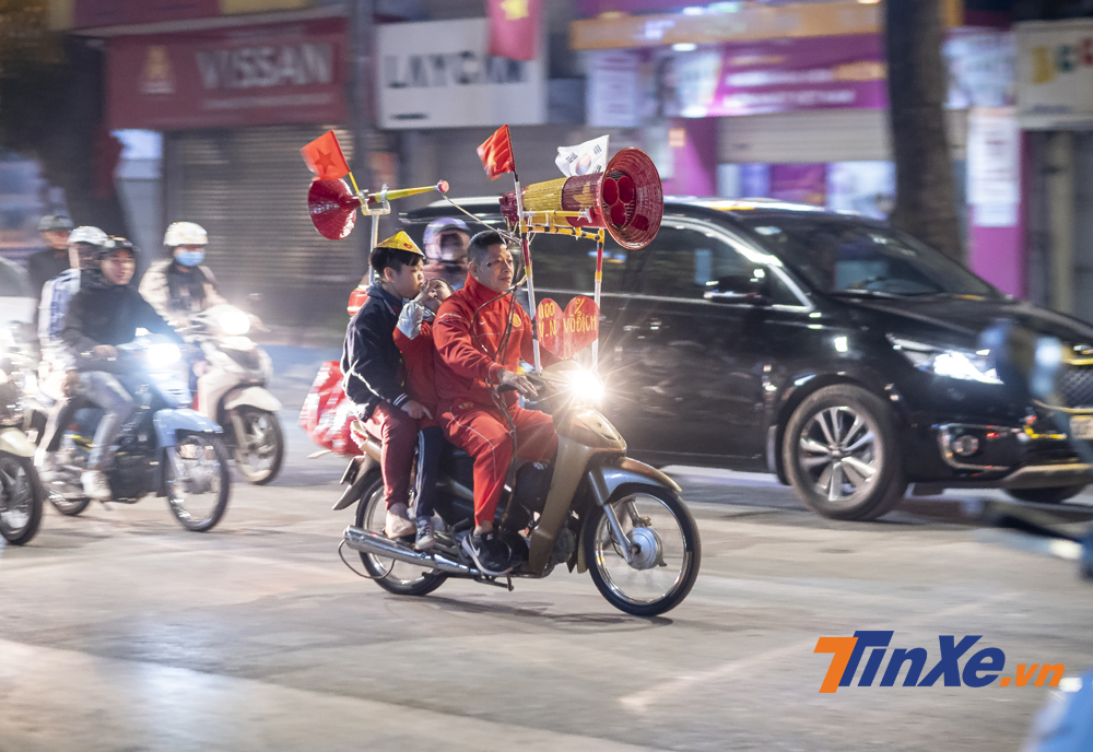 Ba bố con trên chiếc xe tự chế để cổ vũ đội tuyển Việt Nam với âm lượng to nhất có thể. Ba bố con trên chiếc xe tự chế để cổ vũ đội tuyển Việt Nam với âm lượng to nhất có thể.