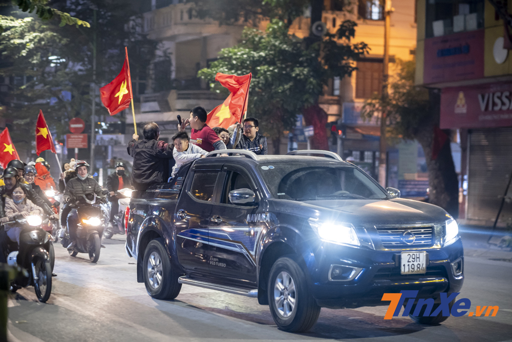 Xe bán tải vốn không được phép trở người phía sau cũng đã kín cổ động viên ngồi trên thùng. Xe bán tải vốn không được phép trở người phía sau cũng đã kín cổ động viên ngồi trên thùng.