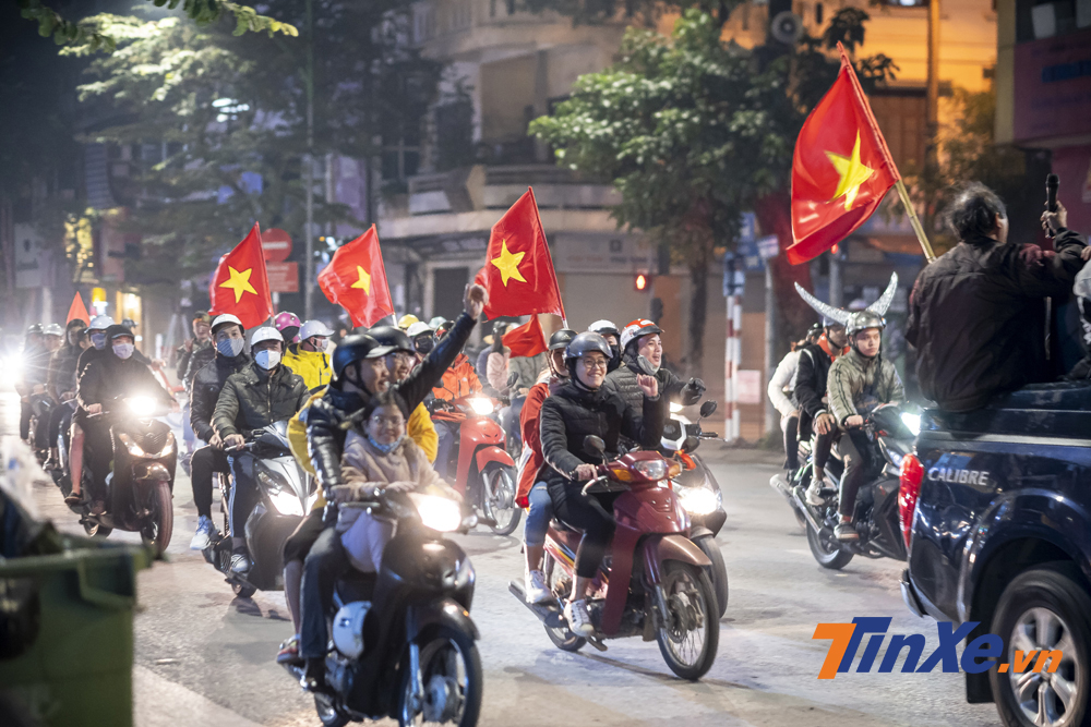 So với những trận thắng trước đây của Việt Nam, lần này các cổ động viên xuống đường đông hơn với không khí sôi động hơn. So với những trận thắng trước đây của Việt Nam, lần này các cổ động viên xuống đường đông hơn với không khí sôi động hơn.