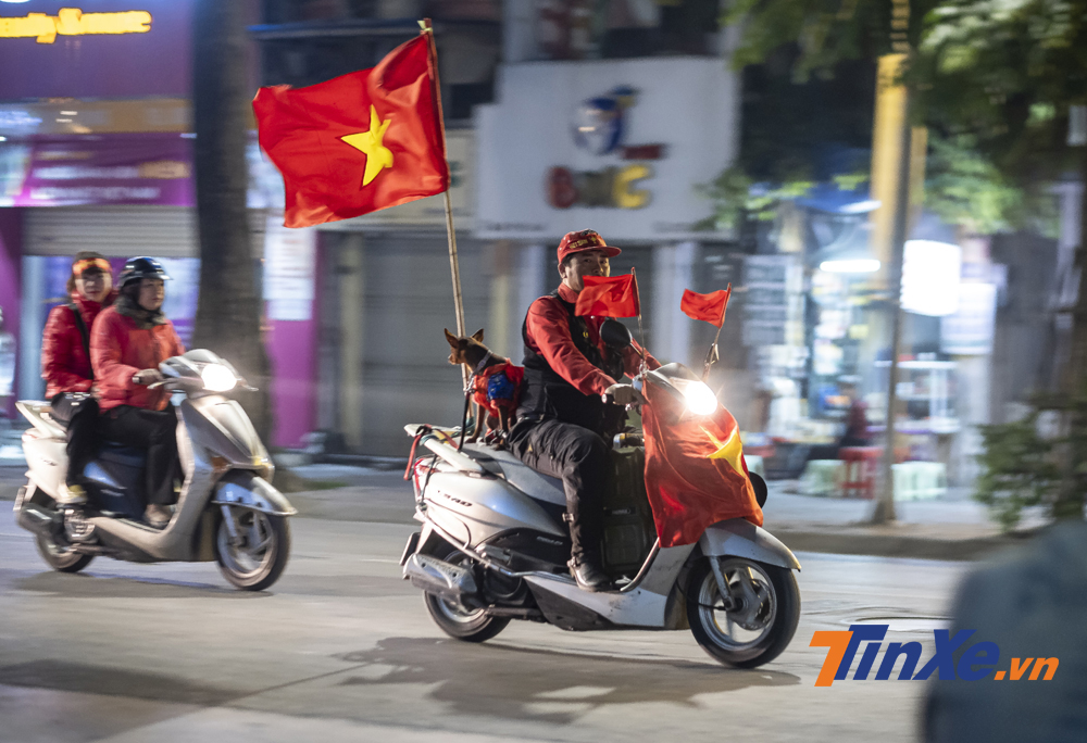 Lẽ ra là đưa chó ra công viên nhưng vì Việt Nam chiến thắng nên đi bão luôn. Lẽ ra là đưa chó ra công viên nhưng vì Việt Nam chiến thắng nên đi bão luôn.