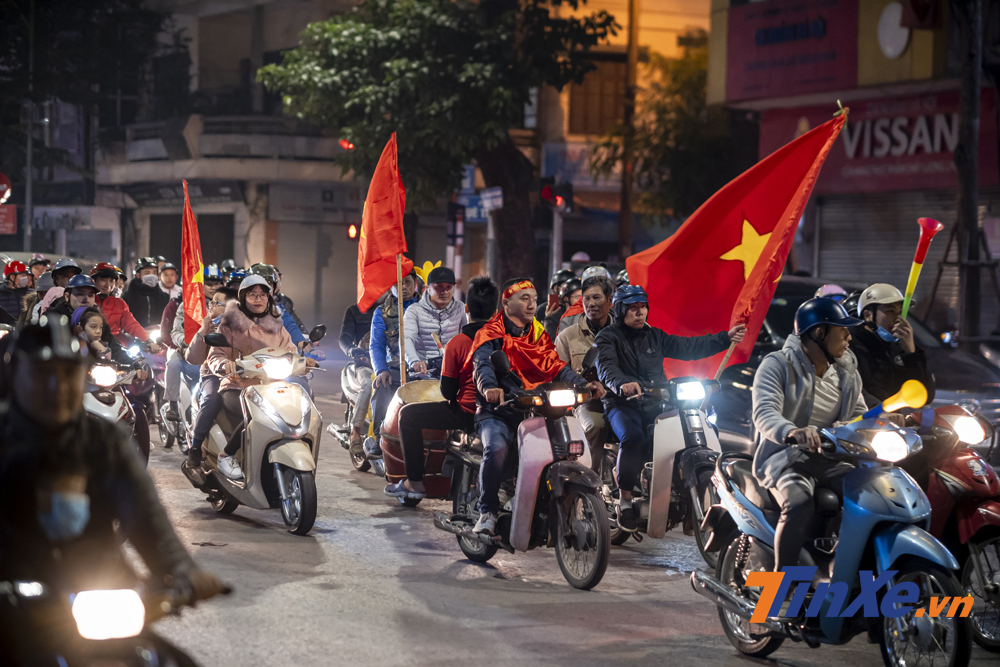Một lần nữa, người hâm mộ bóng đá Việt Nam lại xuống đường cổ vũ tinh thần đội tuyển. Một lần nữa, người hâm mộ bóng đá Việt Nam lại xuống đường cổ vũ tinh thần đội tuyển.