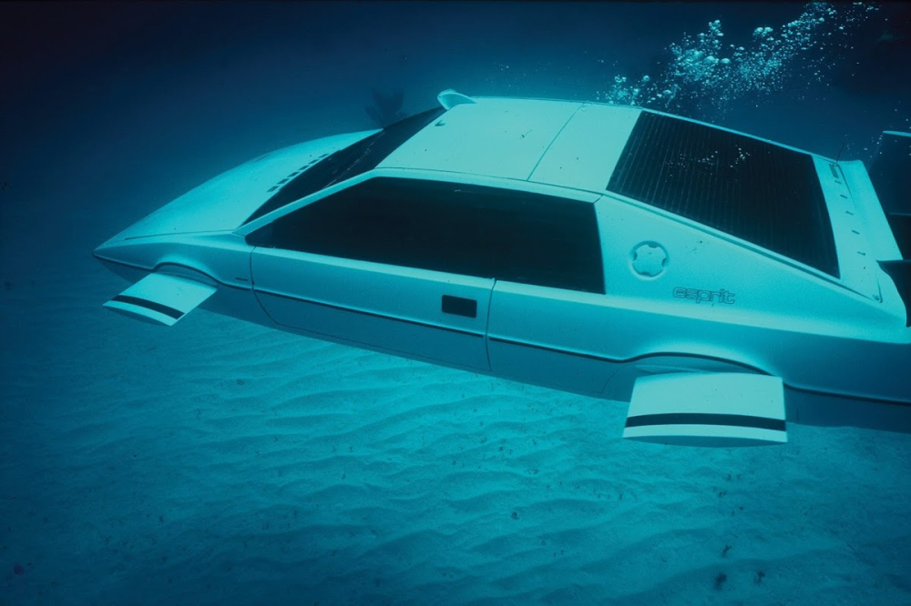 Chiếc Lotus Esprit c&oacute; thể biến th&agrave;nh t&agrave;u ngầm dưới nước