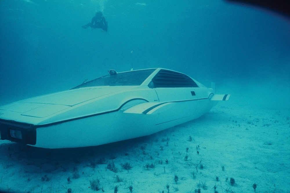 Trong phim, chiếc Lotus Esprit c&ograve;n c&oacute; thể ph&oacute;ng t&ecirc;n lửa dưới nước